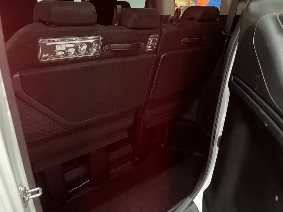 2019 Honda Stepwagon - image 9