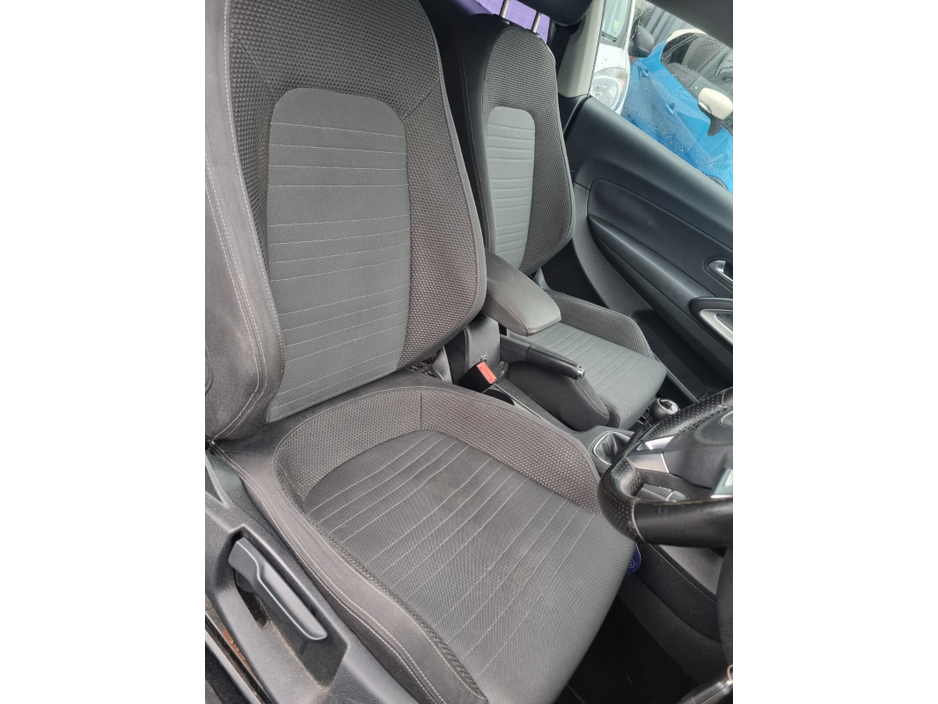 2010 Volkswagen Scirocco - image 8