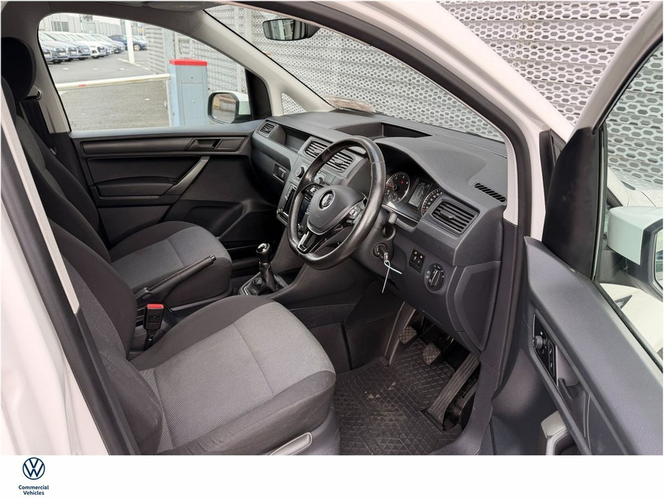 2019 Volkswagen Caddy - image 2