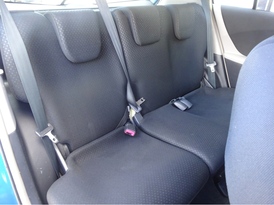 2010 Toyota Yaris - image 12