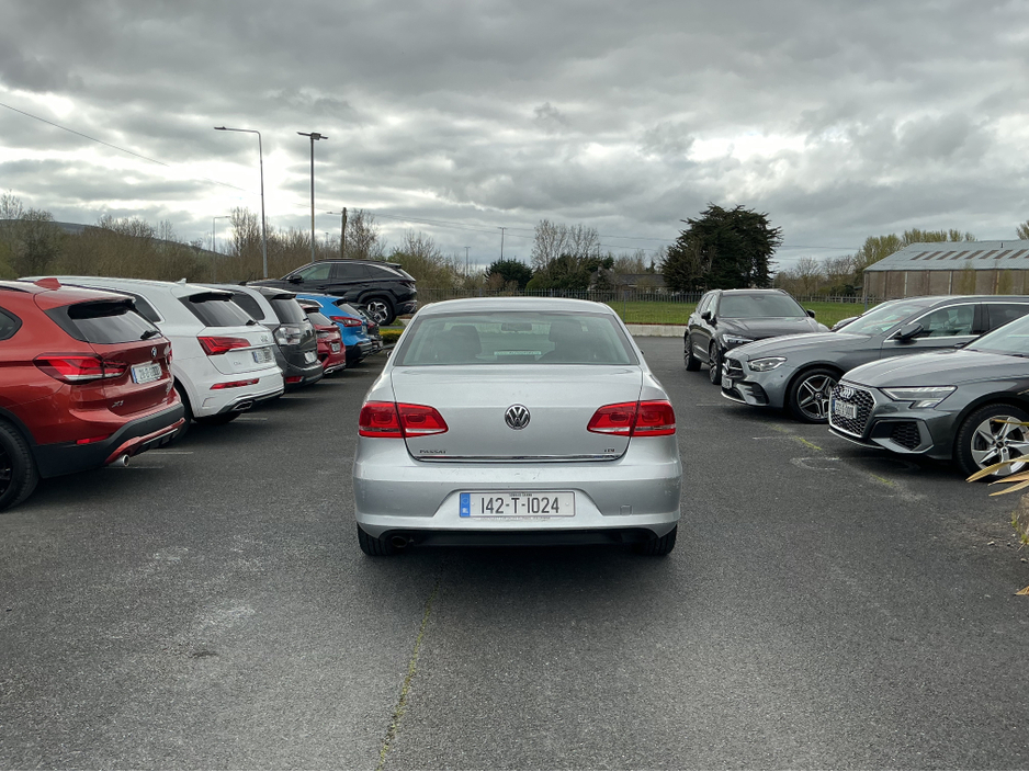 2014 Volkswagen Passat - image 8