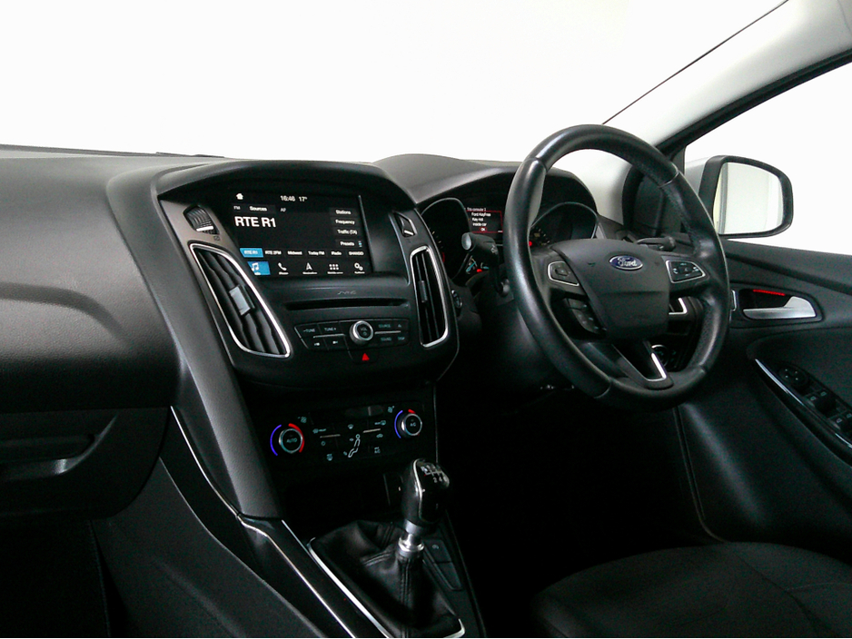 2017 Ford Focus - image 15