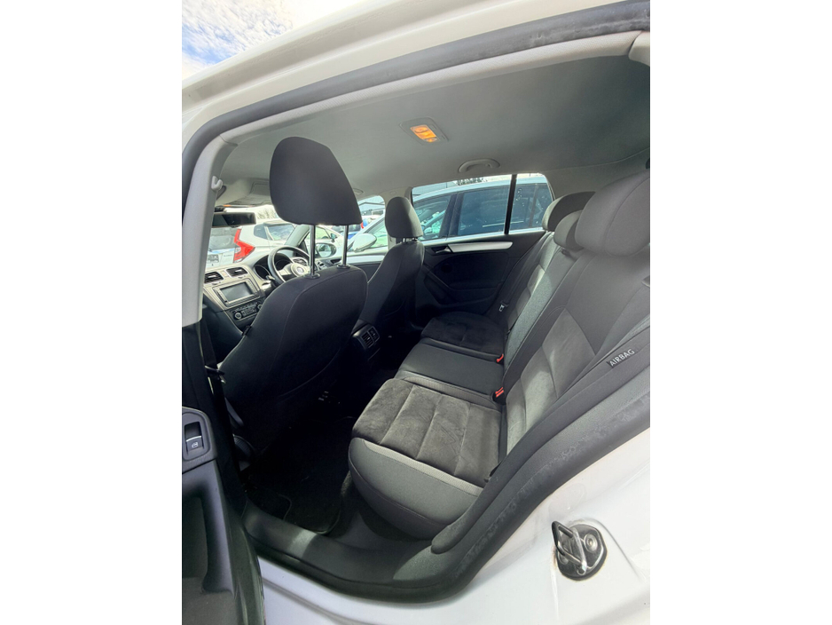 2012 Volkswagen Golf - image 7