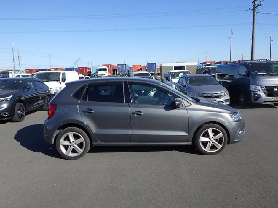2017 Volkswagen Polo - image 4