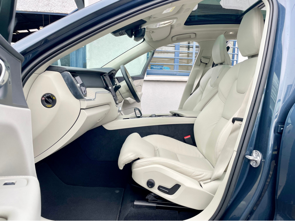 2023 Volvo XC60 - image 33