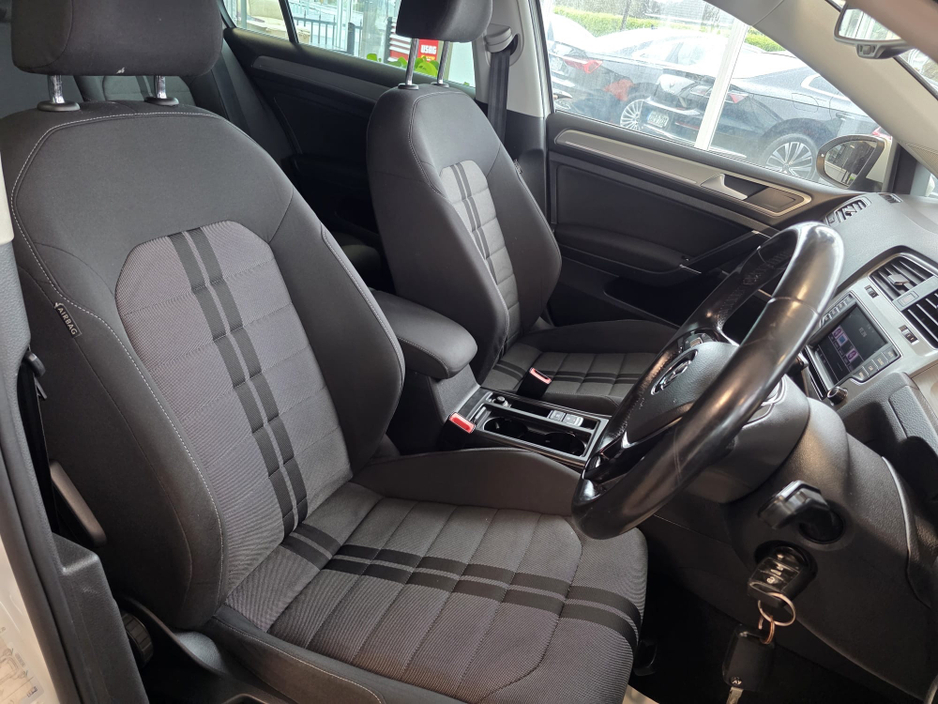 2016 Volkswagen Golf - image 9