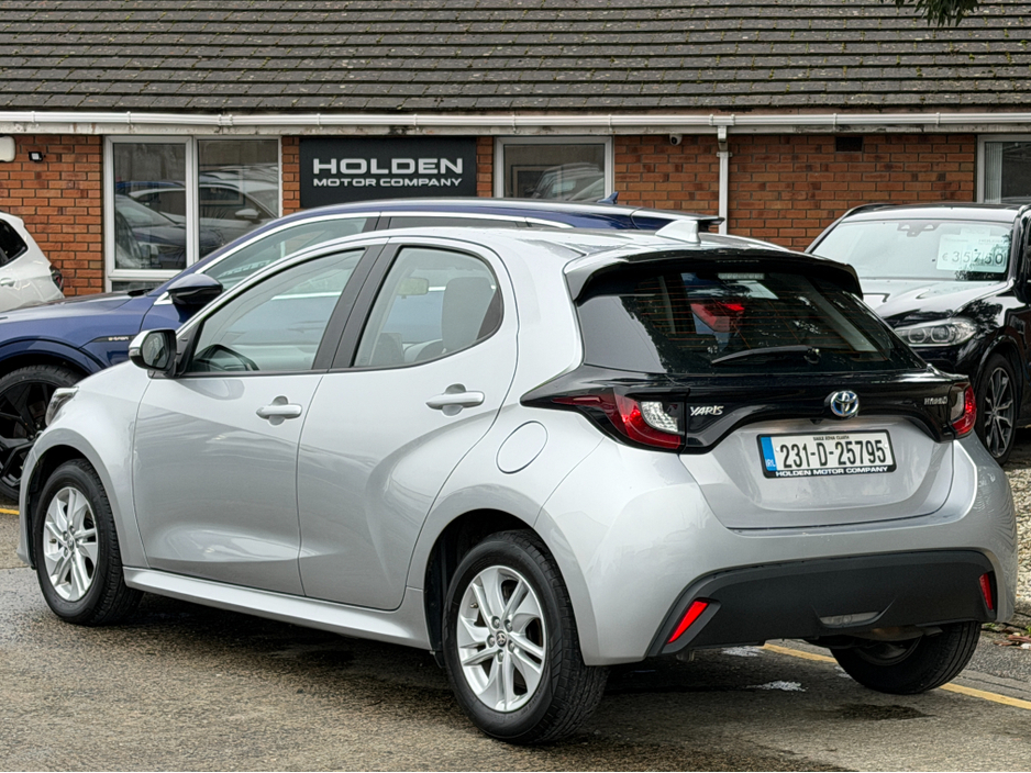 2023 Toyota Yaris - image 11