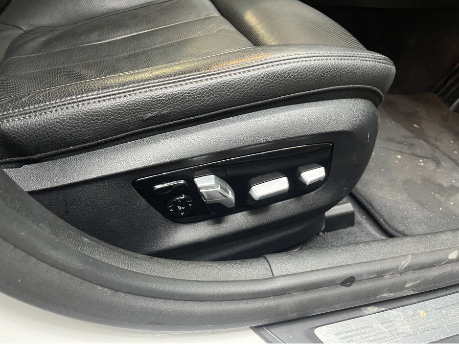 2017 BMW 5 Series - image 11