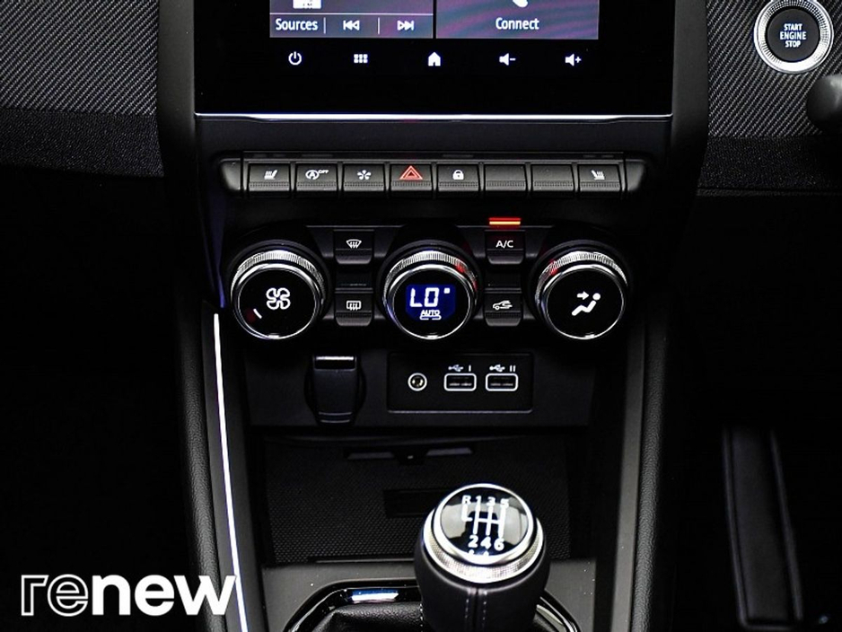 2025 Renault Clio - image 25