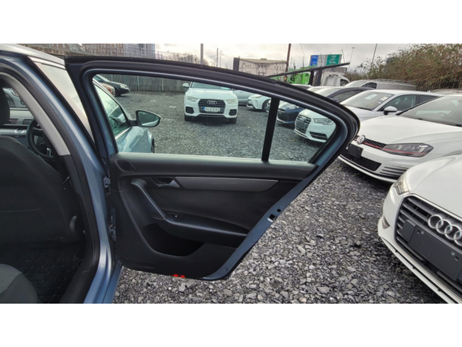 2011 Volkswagen Passat - image 7