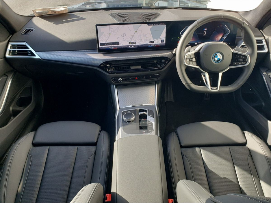 2025 BMW 3 Series - image 4