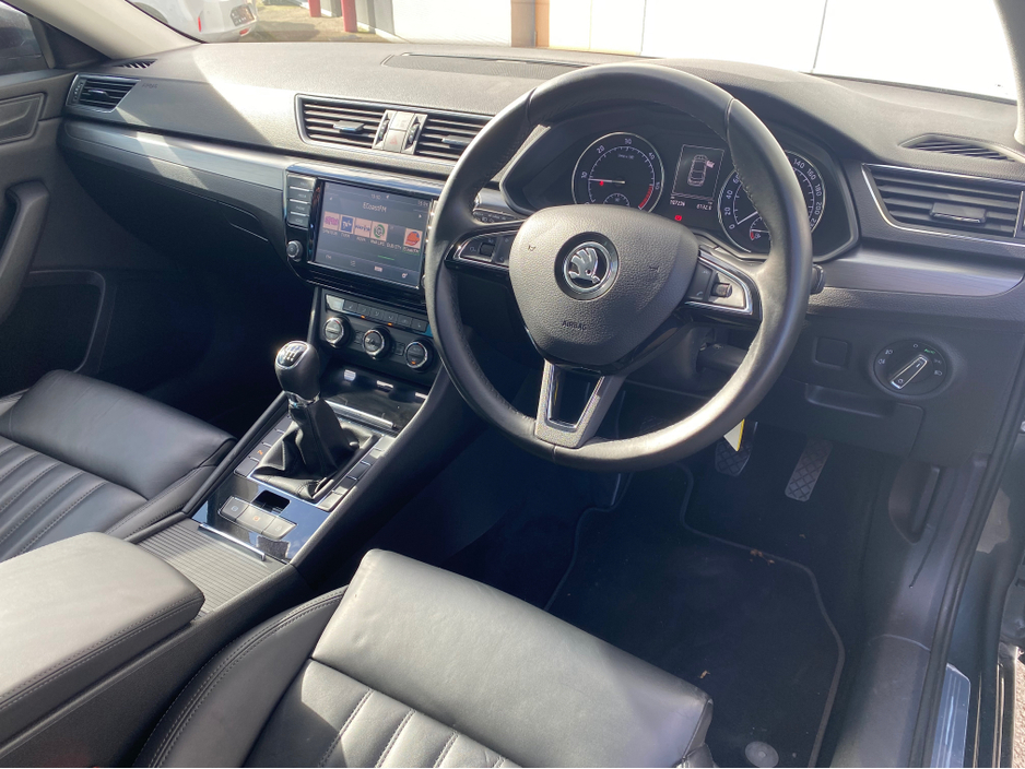 2016 Skoda Superb - image 2