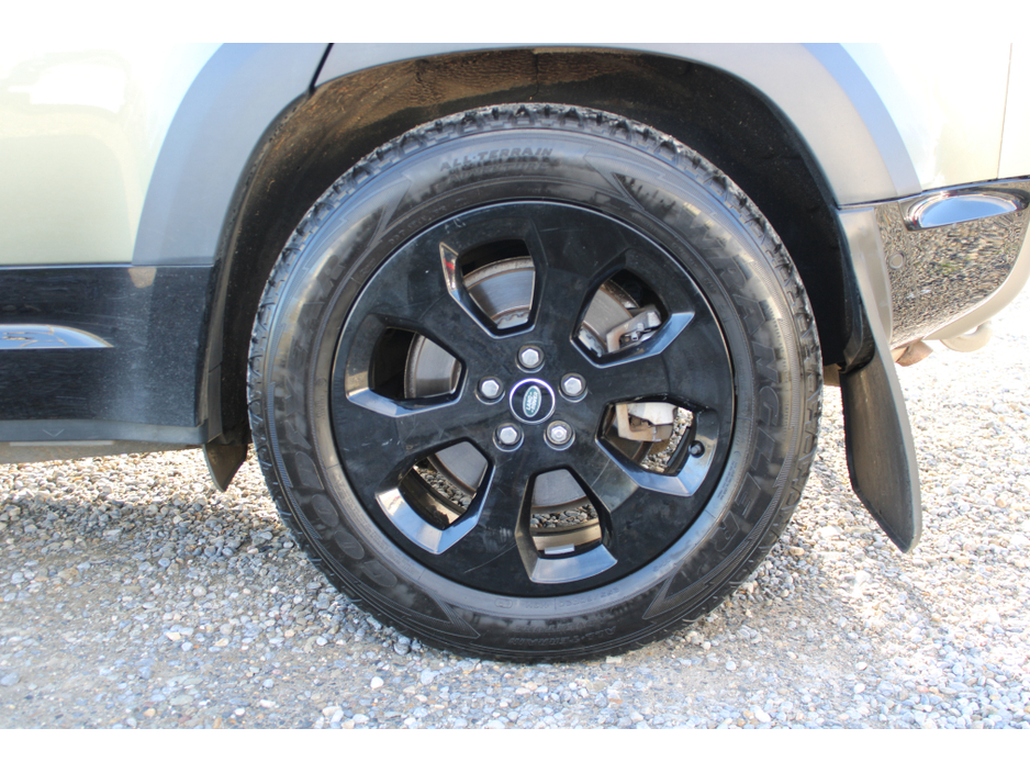 2022 Land Rover Defender - image 10