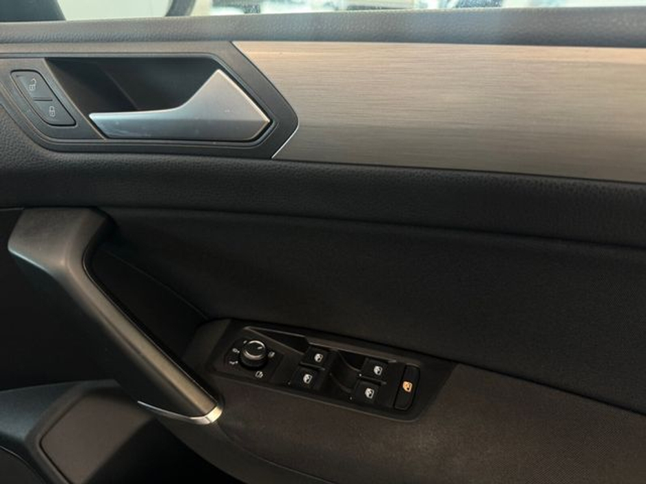 2018 Volkswagen Touran - image 12