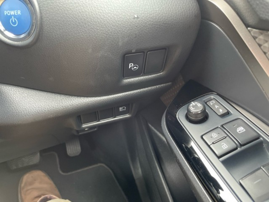 2022 Toyota C-HR SOL HYBRID // Remote Central Locking // Front Electric Windows // Rear Electric Windows // Electric Mirrors // Heated Mirrors €28,695