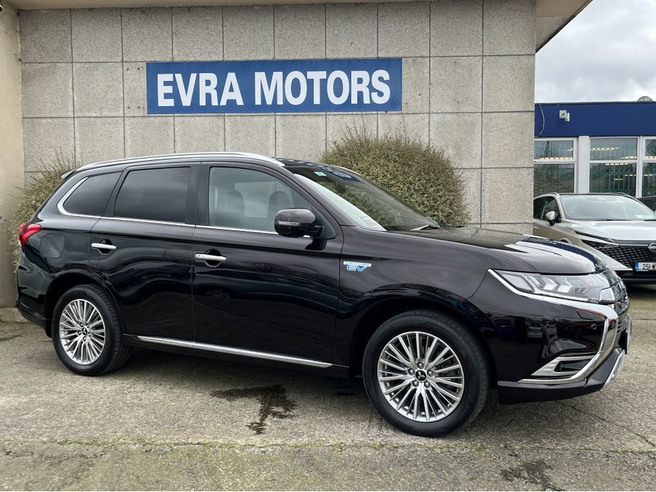 2021 Mitsubishi Outlander - image 3