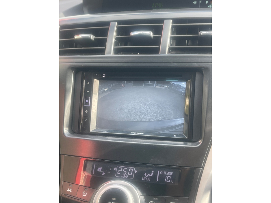 2013 Toyota Prius - image 15