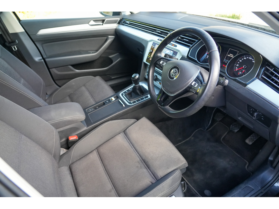 2019 Volkswagen Passat - image 9