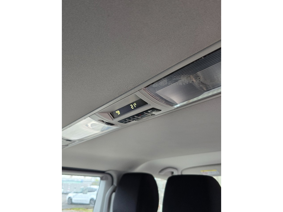 2018 Volkswagen Transporter - image 6