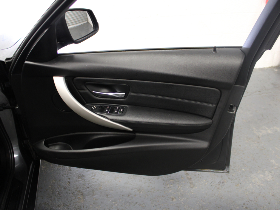 2018 BMW 3 Series - image 22