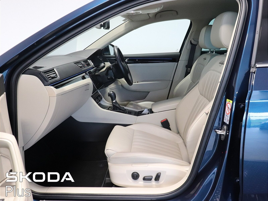 2023 Skoda Superb - image 4