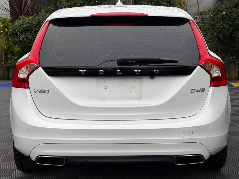 2017 Volvo V60 D4 CLASSIC 2.0 D // OPENING SUNROOF // LEATHER HEATED SEATS // REVERSE CAMERA €18,950