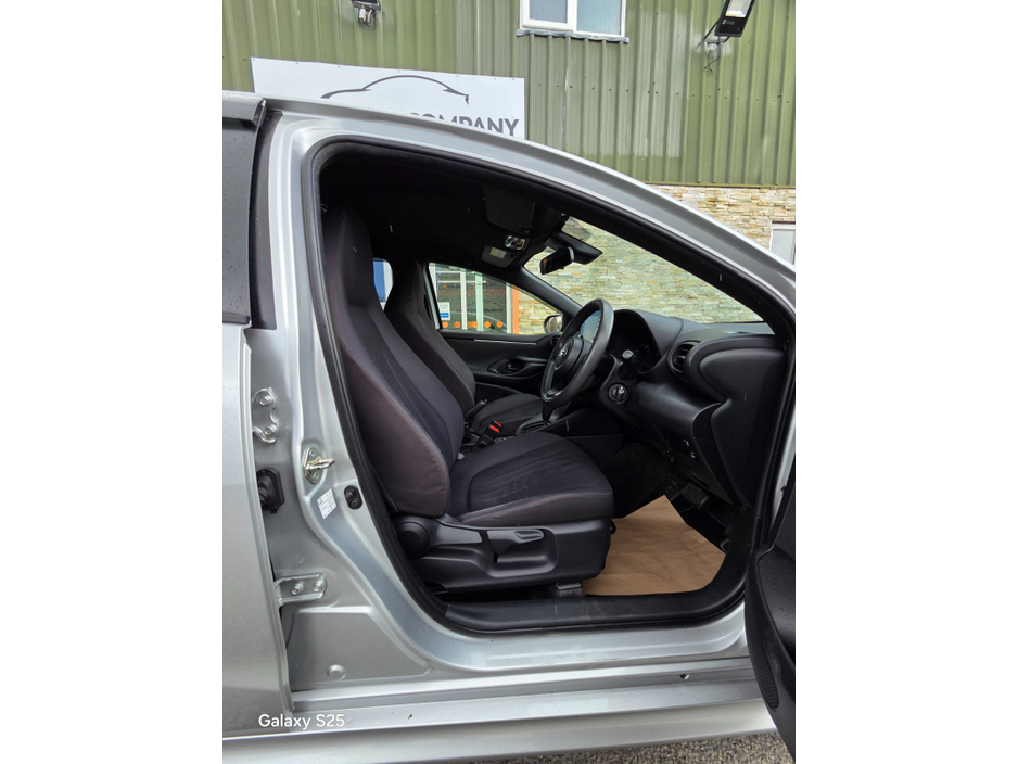 2021 Toyota Yaris - image 18