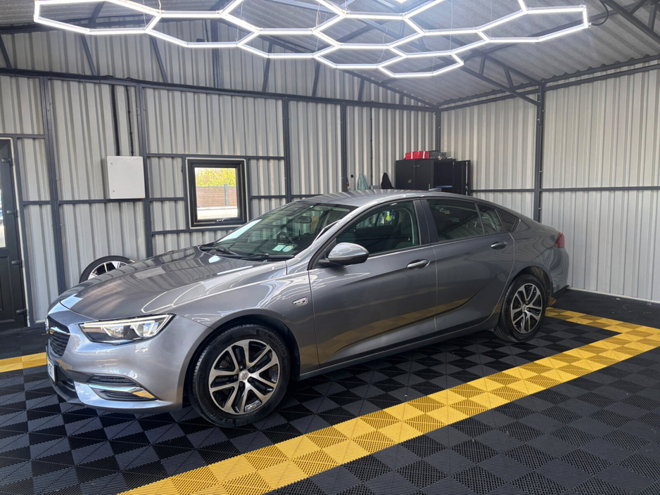 2018 Opel Insignia - image 2