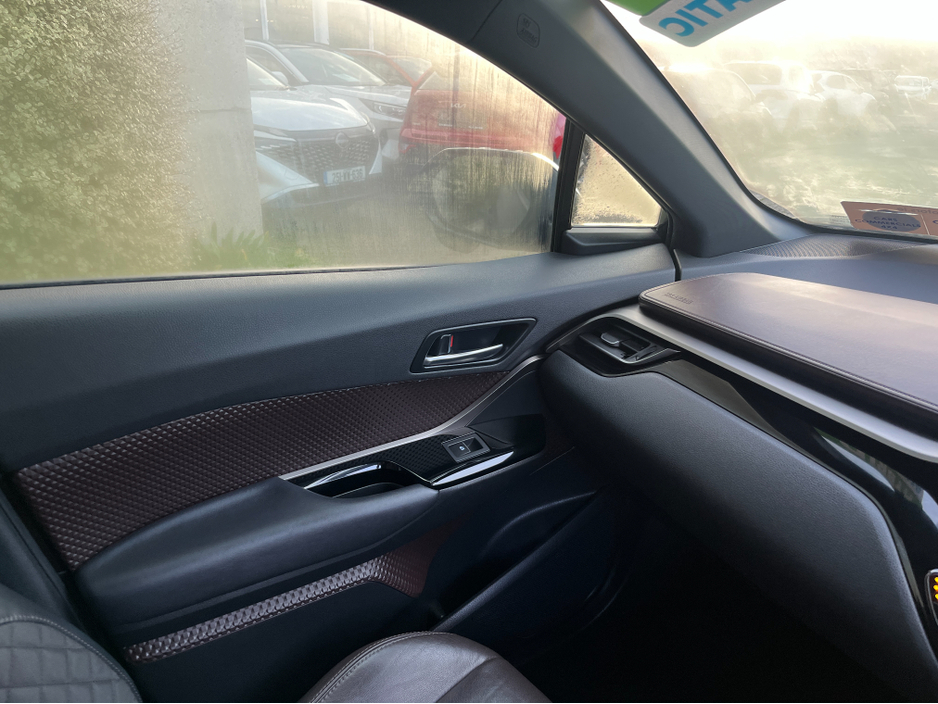 2019 Toyota C-HR SOL HYBRID AUTOMATIC 1.8 PETROL //HALF LEATHER HEATED SEATS//ADAPTIVE CRUISE CONTROL//REVERSE CAMERA//KEYLESS ENTRY// €19,950