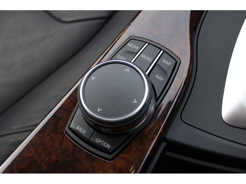 2018 BMW 3 Series - image 18