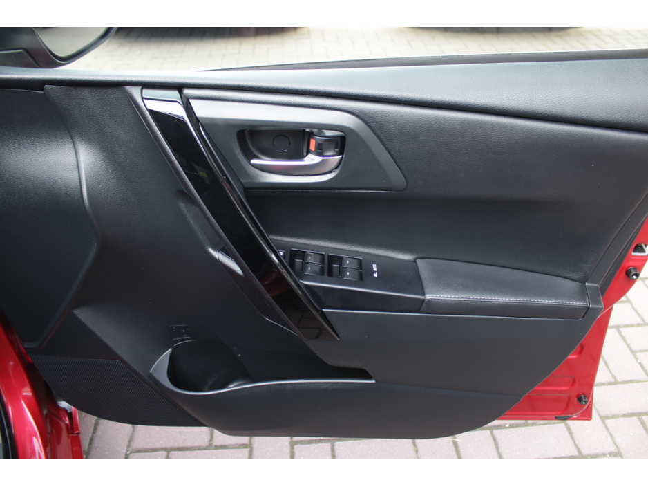 2017 Toyota Auris - image 10