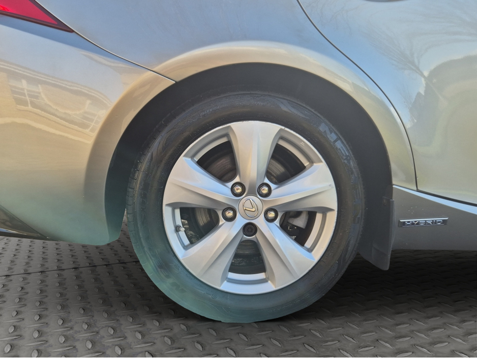 2014 Lexus IS 300 h - image 18