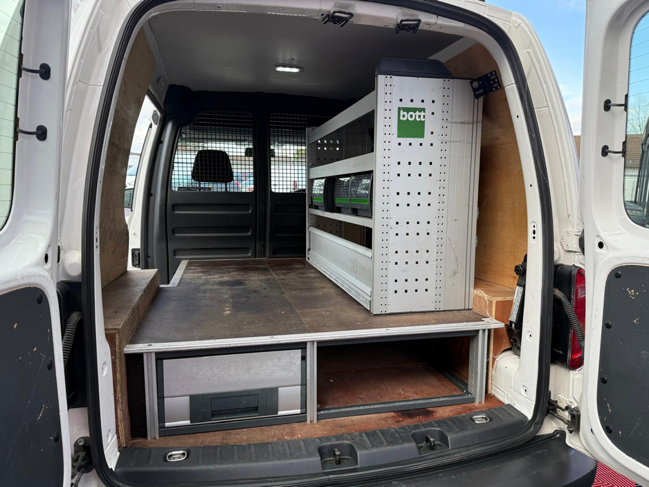 2020 Volkswagen Caddy - image 9