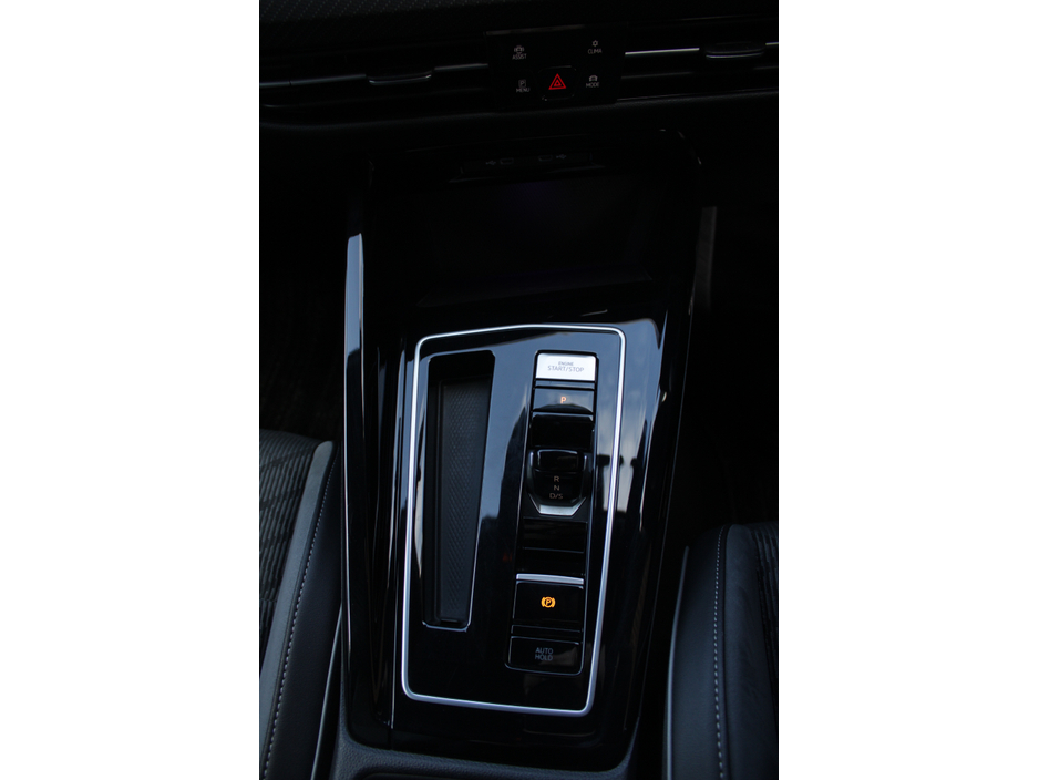 2023 Volkswagen Golf - image 10