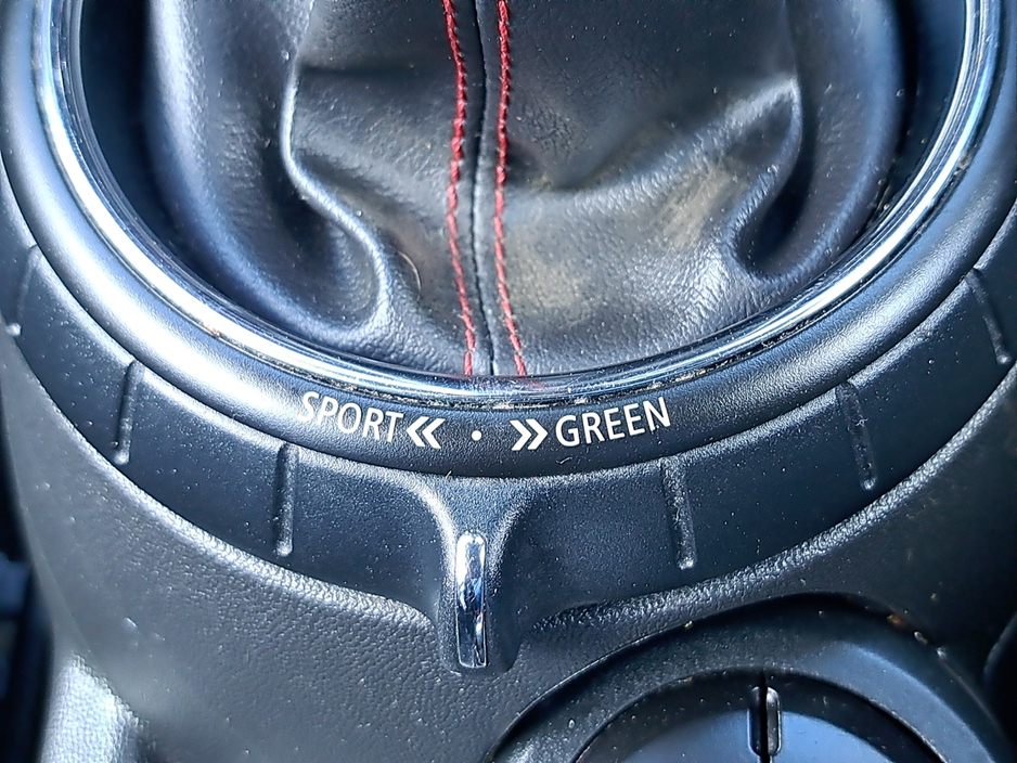 2016 MINI Cooper S - image 36