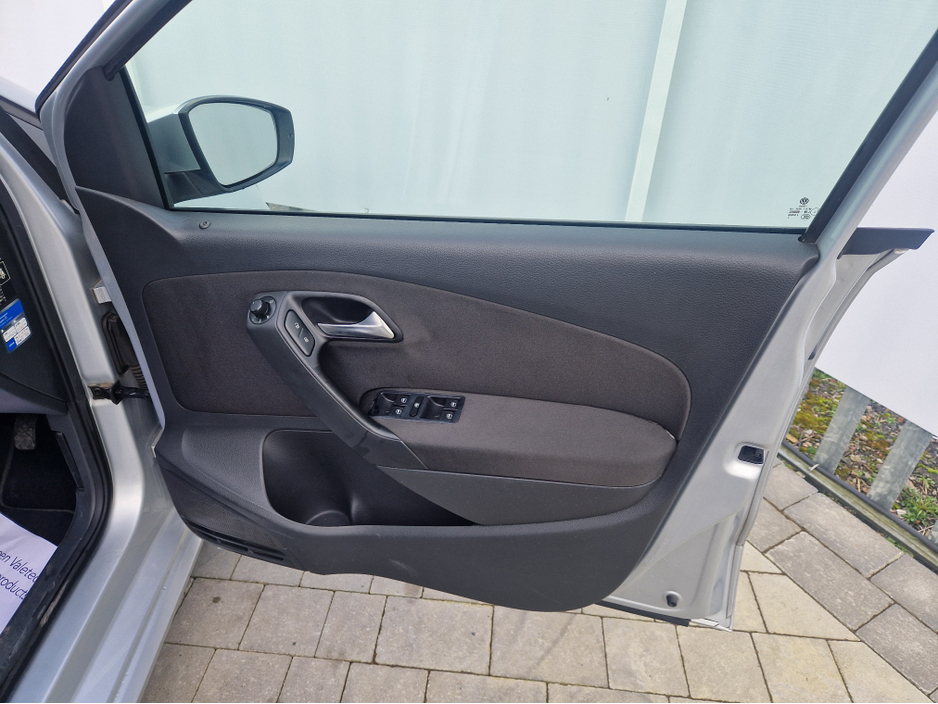 2013 Volkswagen Polo - image 12