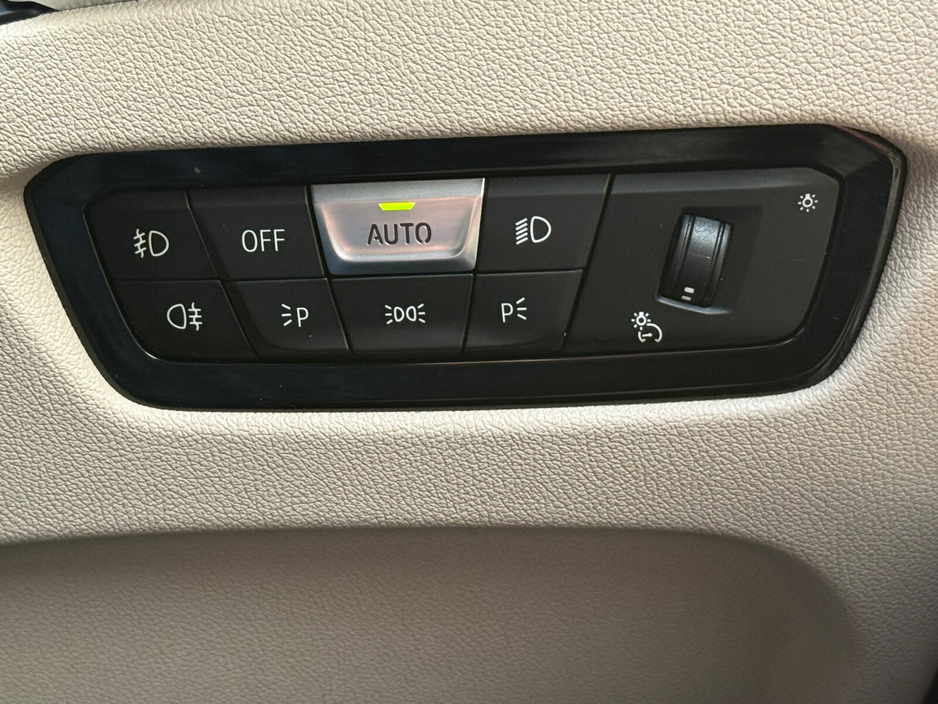 2022 BMW 3 Series - image 28