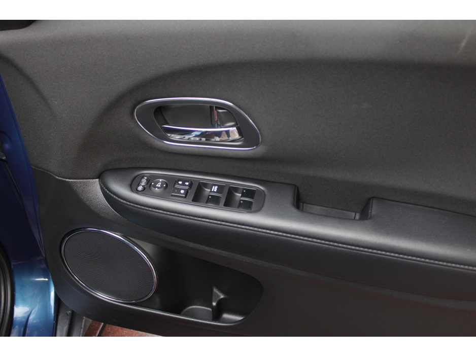 2016 Honda Vezel - image 10