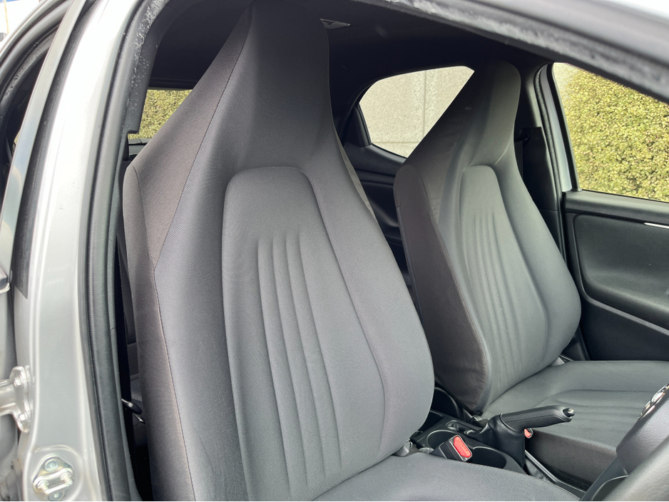 2021 Toyota Yaris - image 10