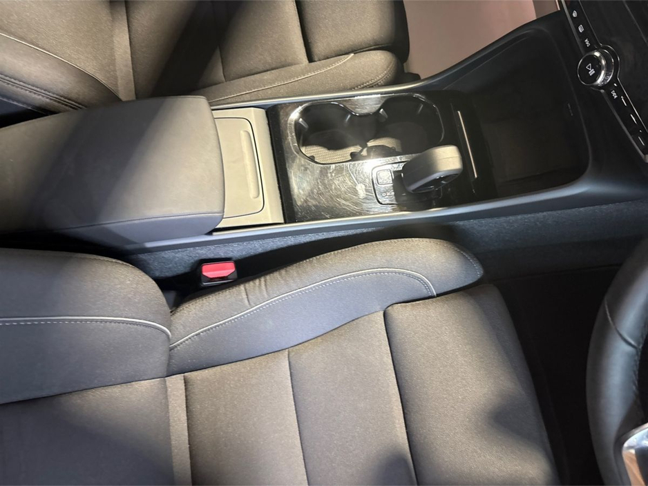 2024 Volvo XC40 - image 12