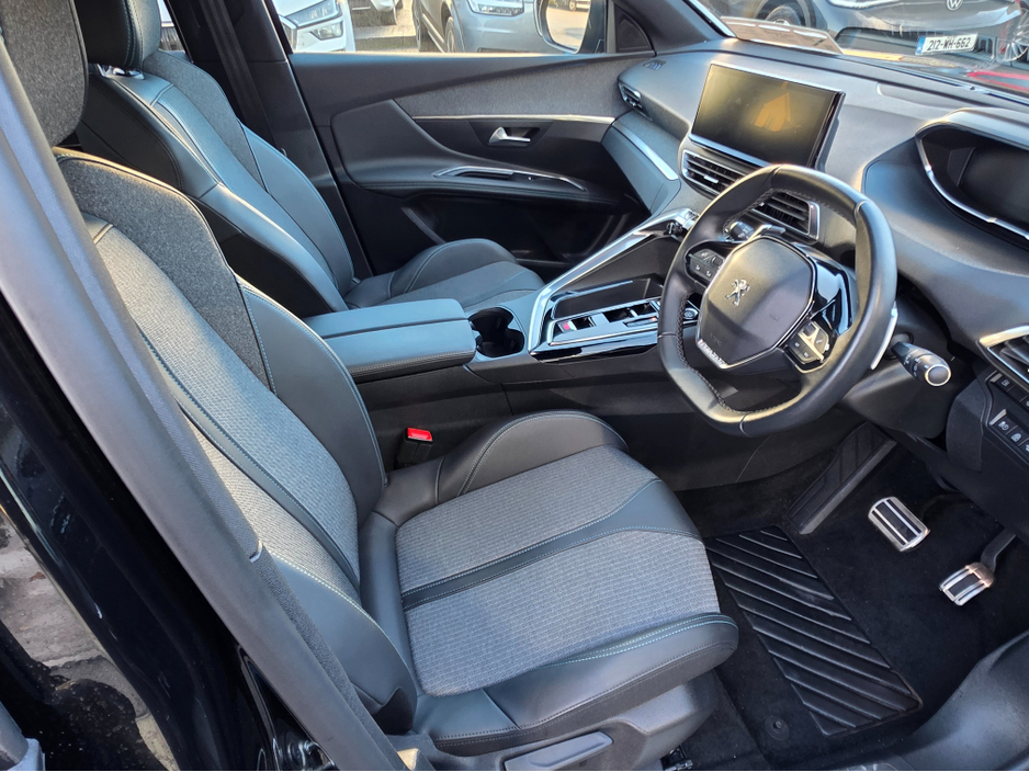 2023 Peugeot 3008 1.6 PHEV Allure Premium Plus 225 €29,750