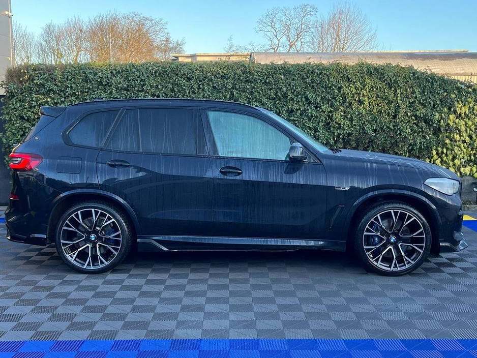 2022 BMW X5 M-SPORT COMPETITION XDRIVE45e 3.0 PLUG-IN HYBRID // APPLE CARPLAY // M COMPETITION BODYSTYLING PACKAGE // ADAPTIVE AIR SUSPENSION €52,900
