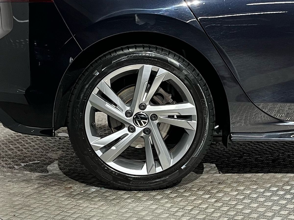 2022 Volkswagen Golf - image 10