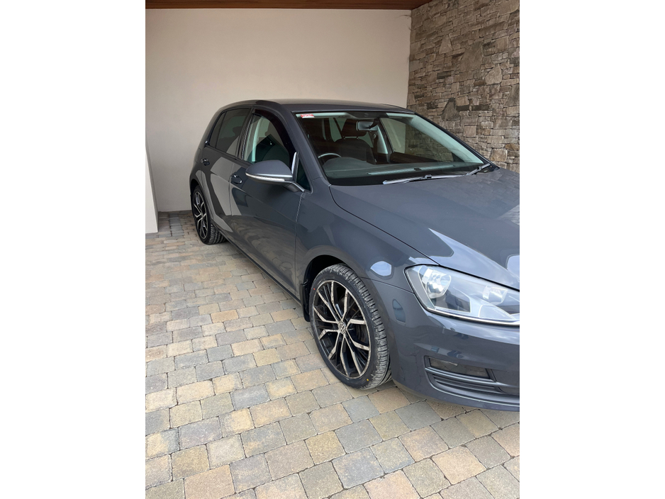 2015 Volkswagen Golf - image 2