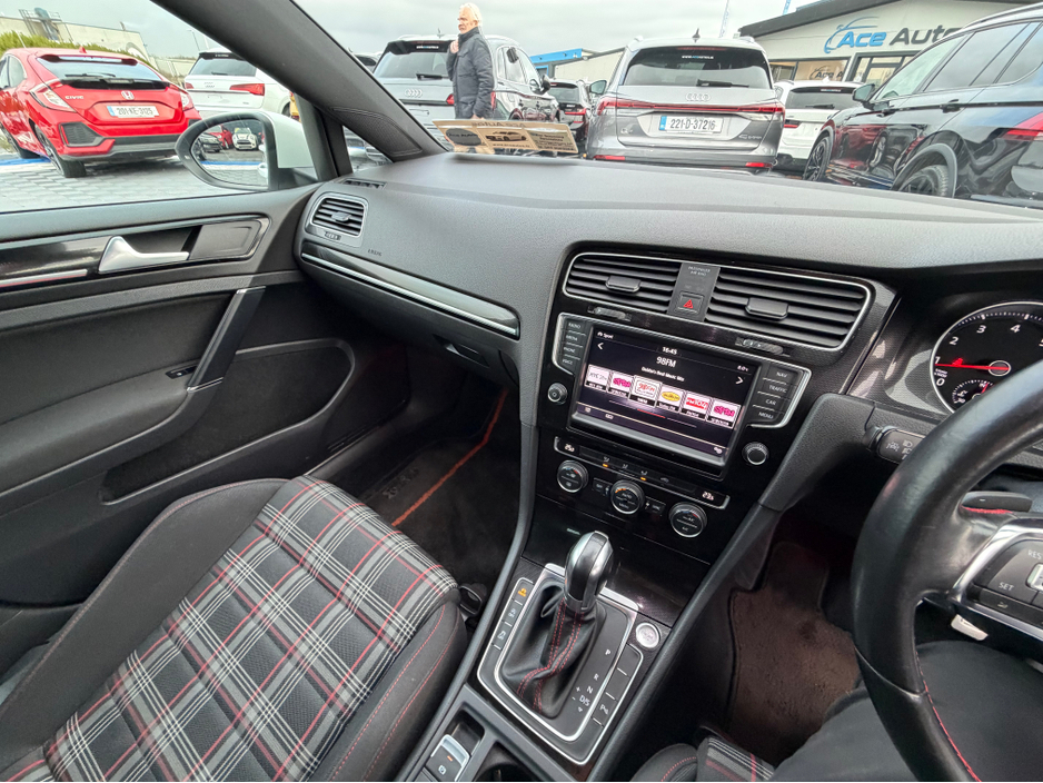 2017 Volkswagen Golf - image 25