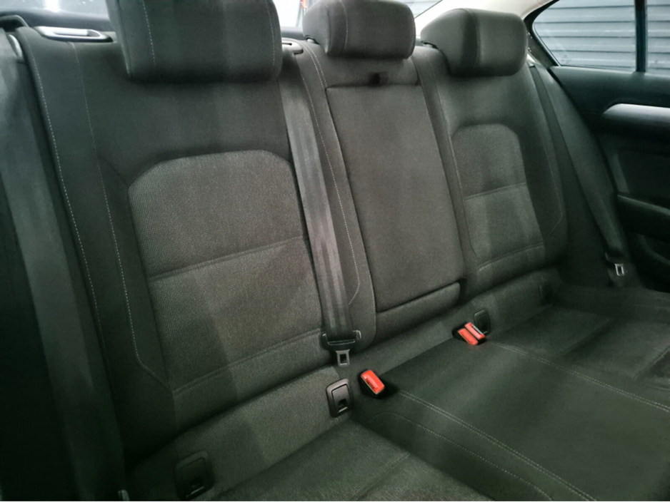 2019 Volkswagen Passat - image 11