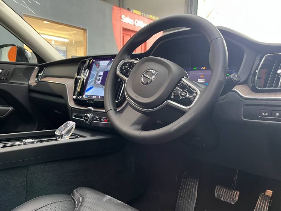 2022 Volvo XC60 - image 11