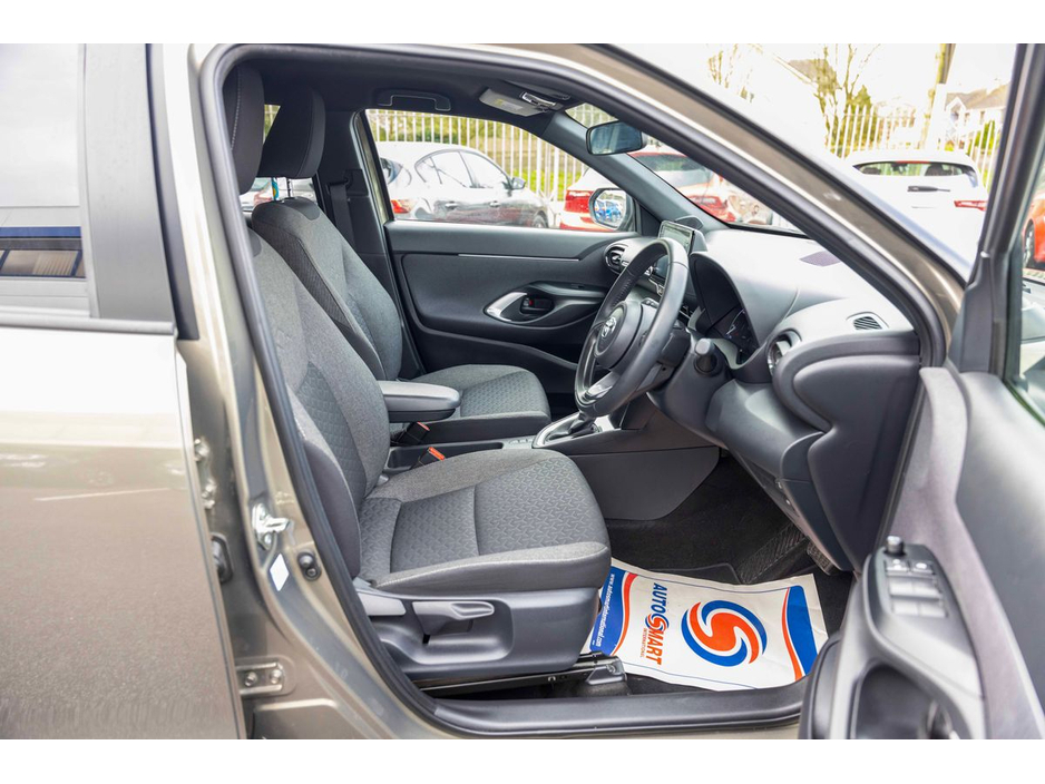 2024 Toyota Yaris Cross - image 5