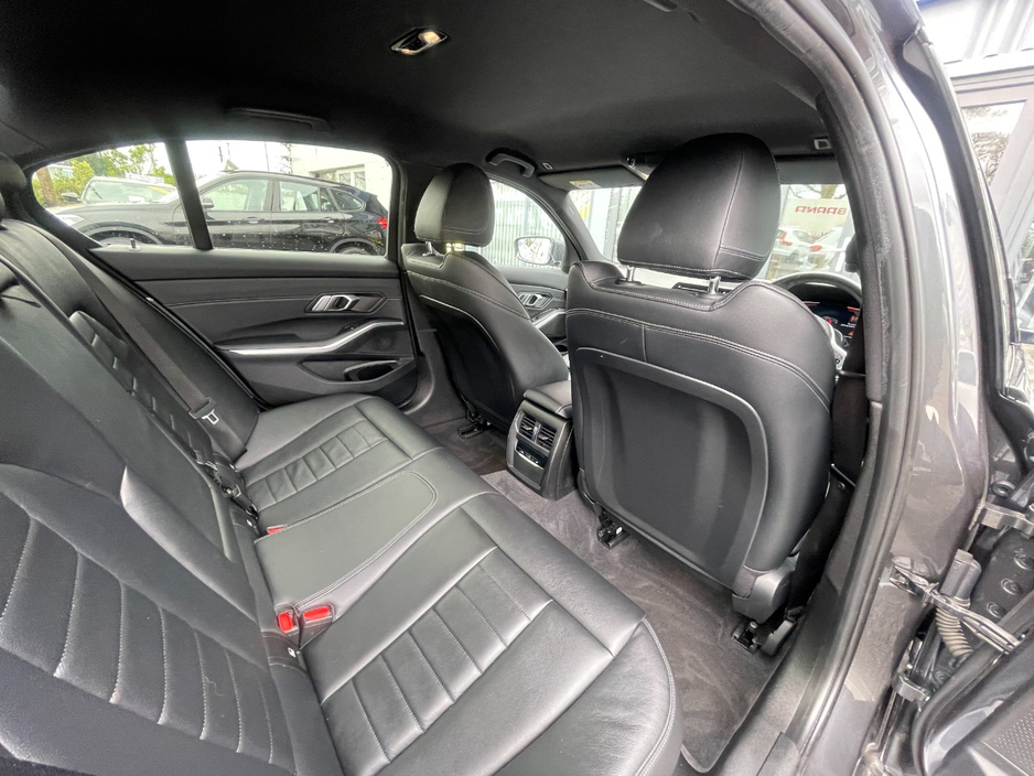 2020 BMW 3 Series - image 8
