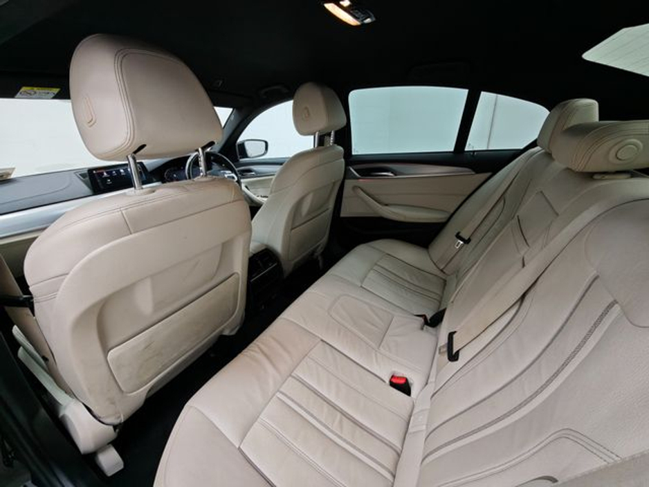 2019 BMW 5 Series - image 6